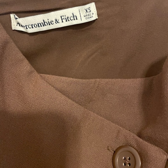 Brown a-line Abercrombie mini with diagonal buttons - Picture 2 of 2